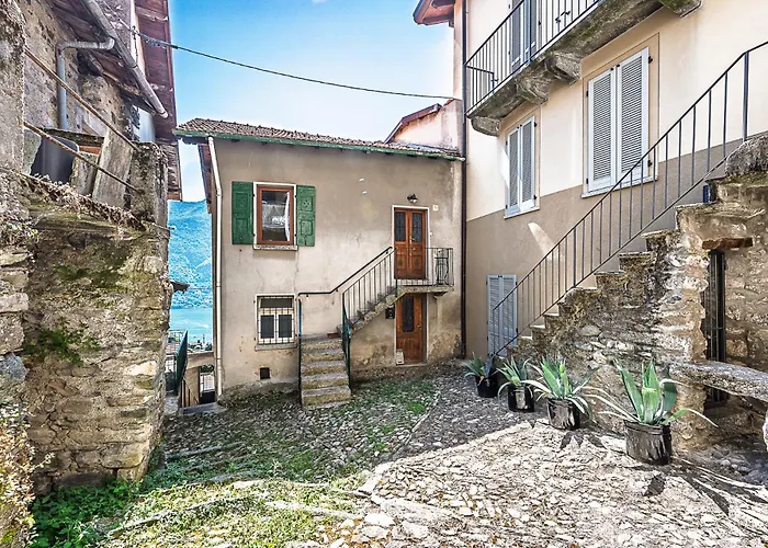 The Window On The Lake, Free Parking Apartment Nesso